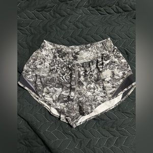 Lululemon hotty hot shorts low rise 2”